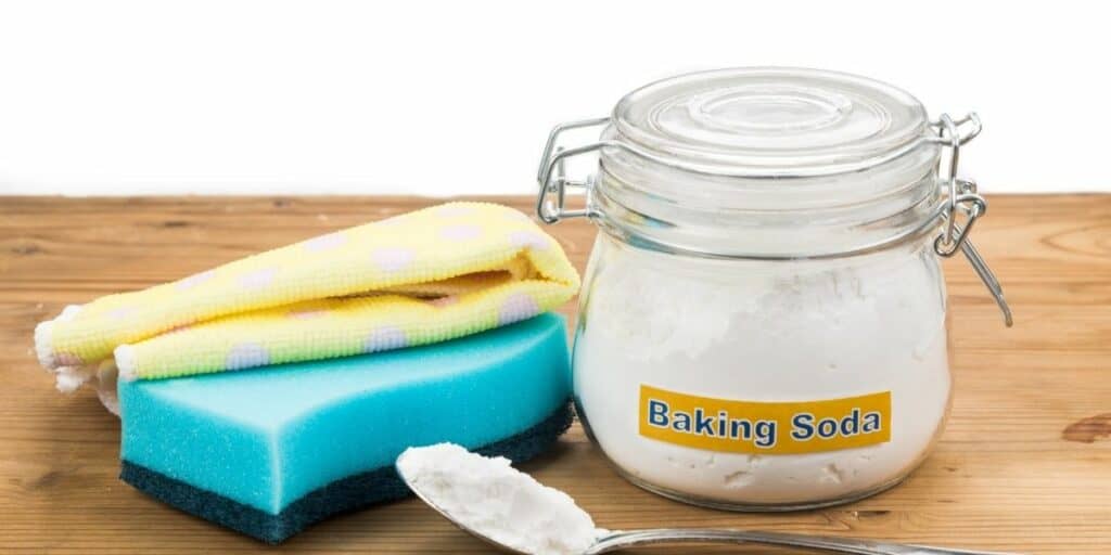 cleaning a bath tub with baking soda