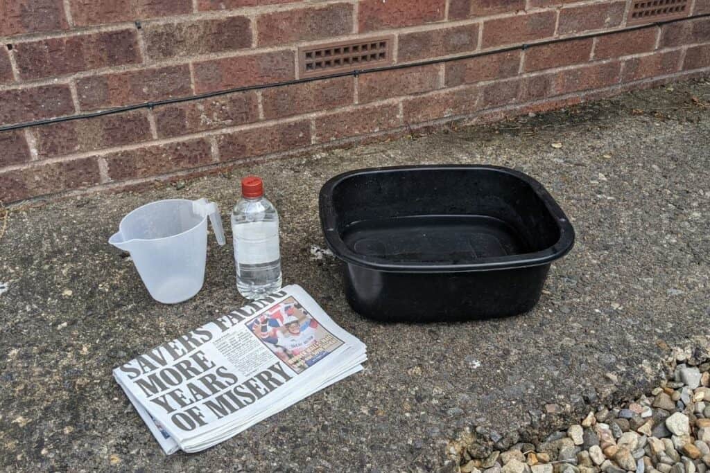 equipment for cleaning windows with newspaper