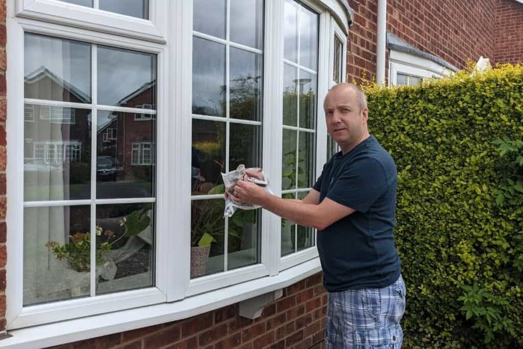 How to clean windows with Vinegar and Newspaper

